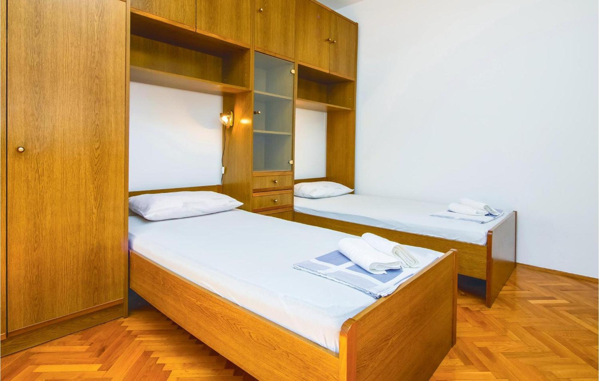 Lovely Apartment In Podstrana With Kitchen Екстер'єр фото