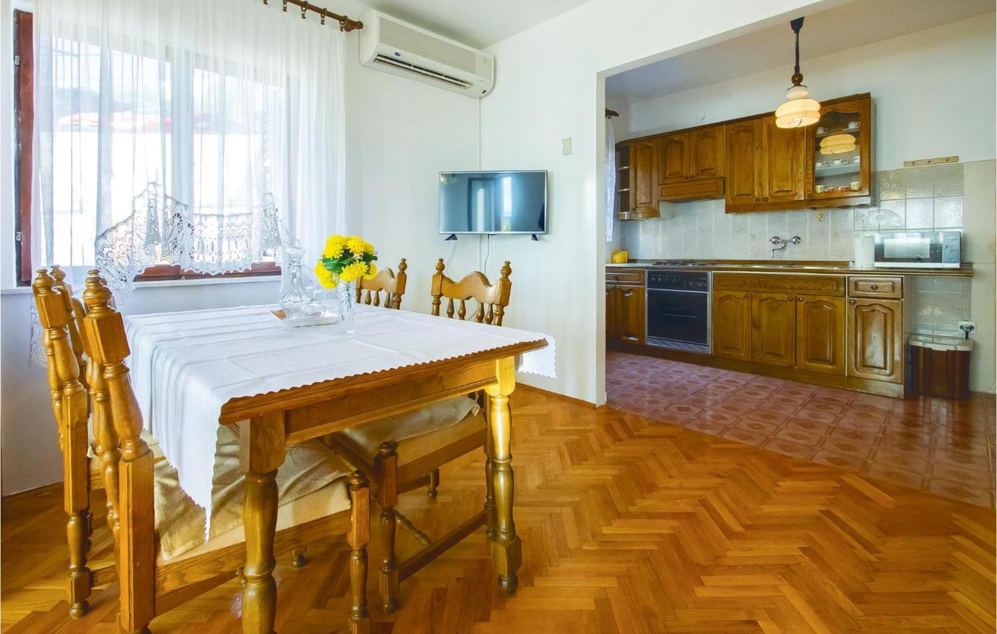 Lovely Apartment In Podstrana With Kitchen Екстер'єр фото
