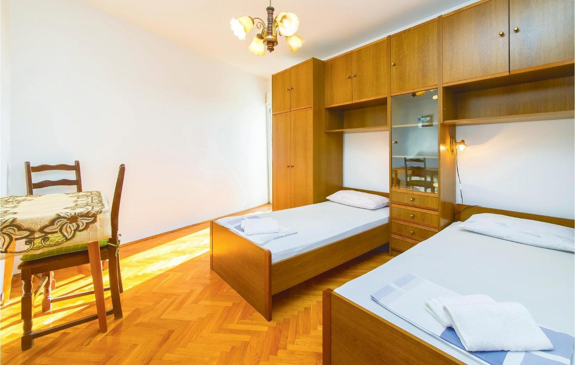 Lovely Apartment In Podstrana With Kitchen Екстер'єр фото