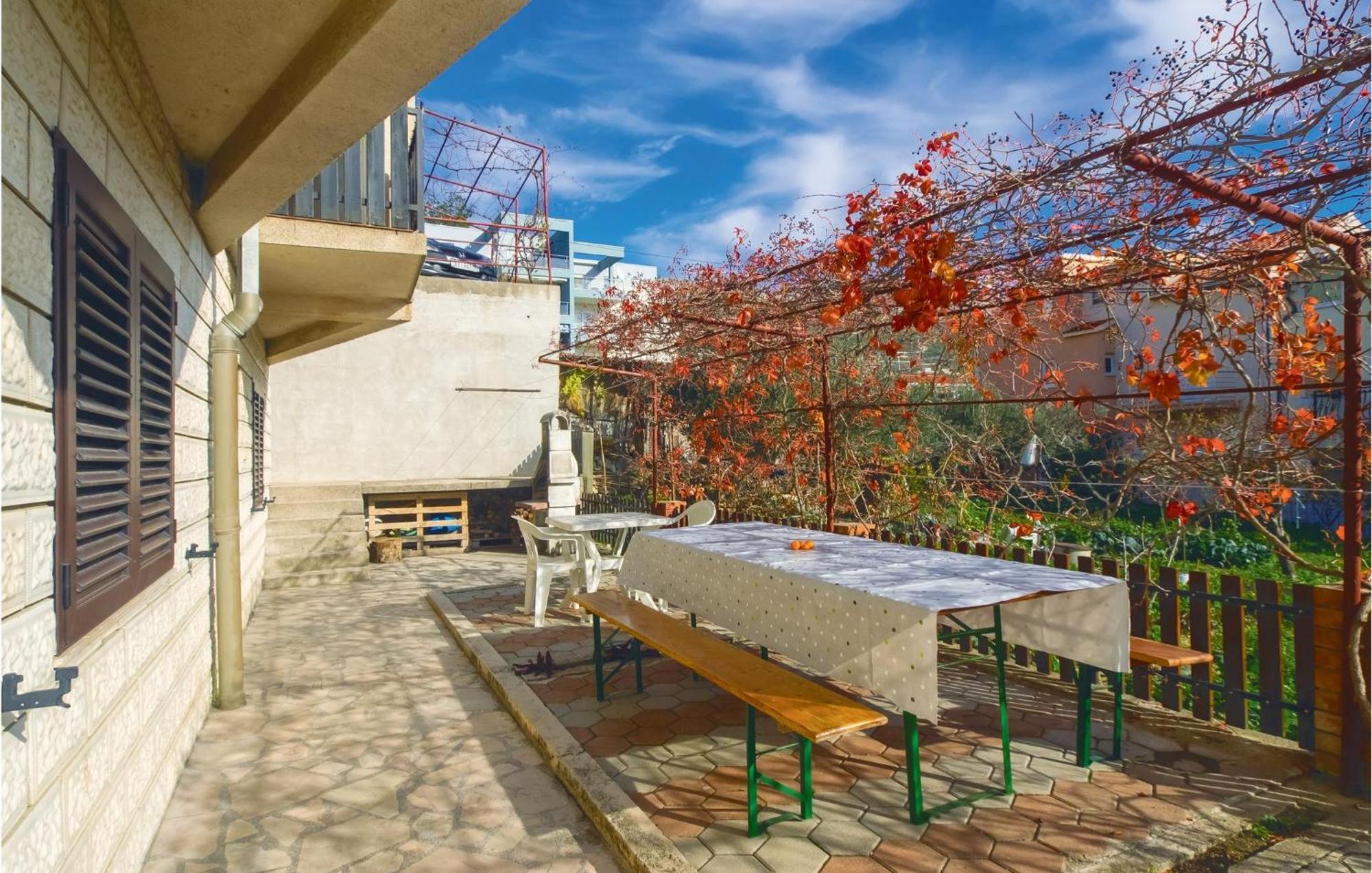 Lovely Apartment In Podstrana With Kitchen Екстер'єр фото