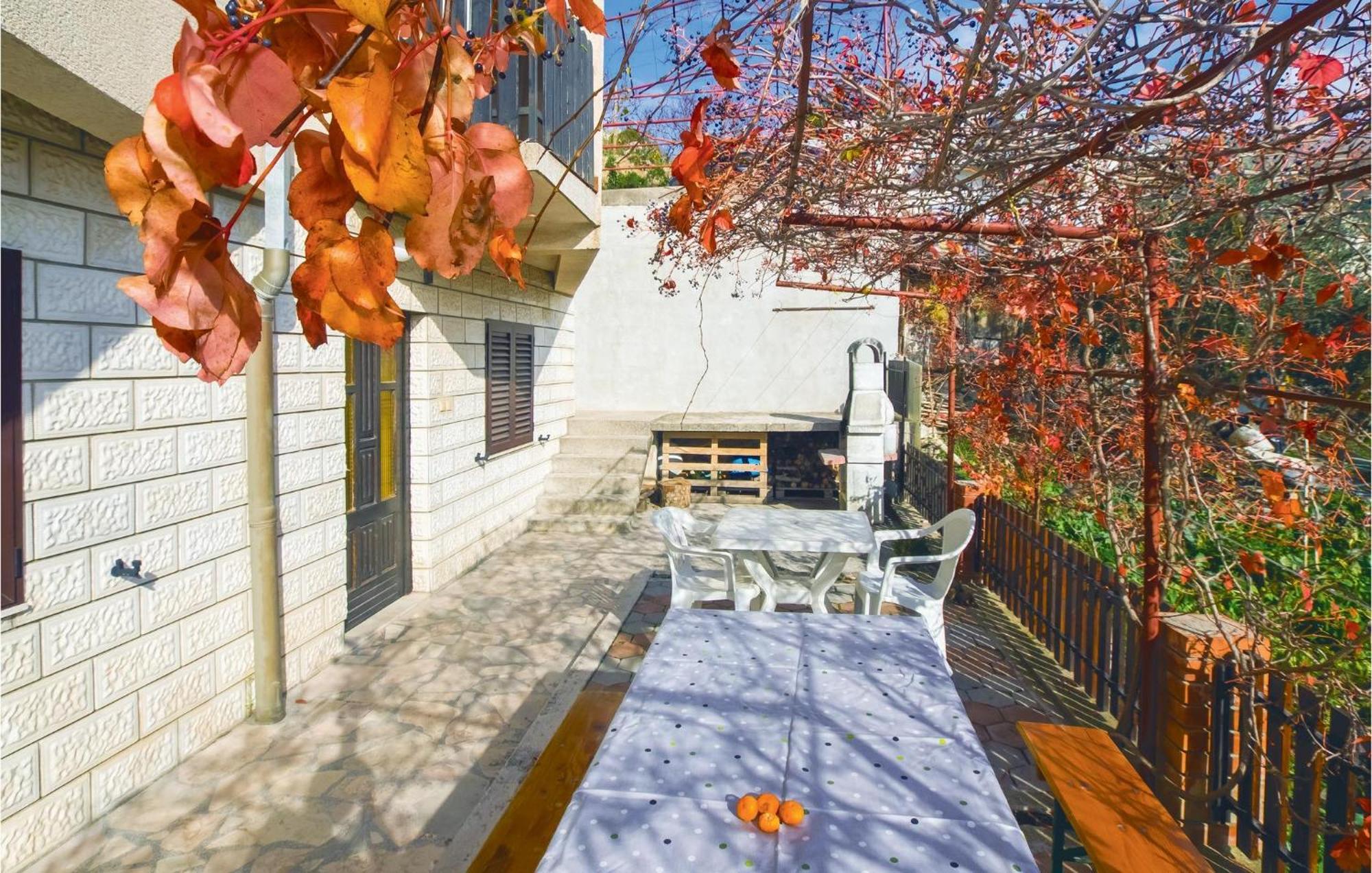 Lovely Apartment In Podstrana With Kitchen Екстер'єр фото